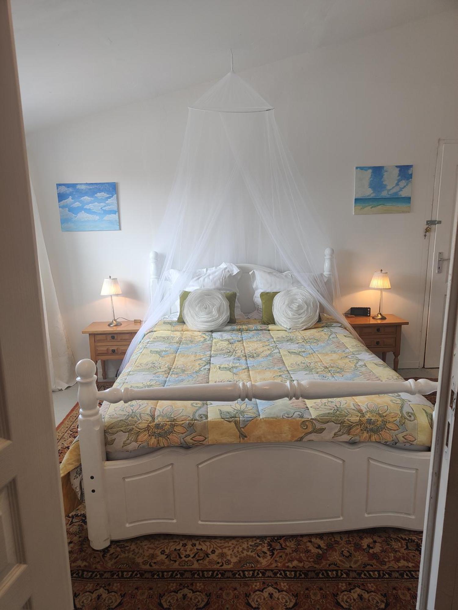 Bed and Breakfast Wisteria House Chanteloup  Экстерьер фото